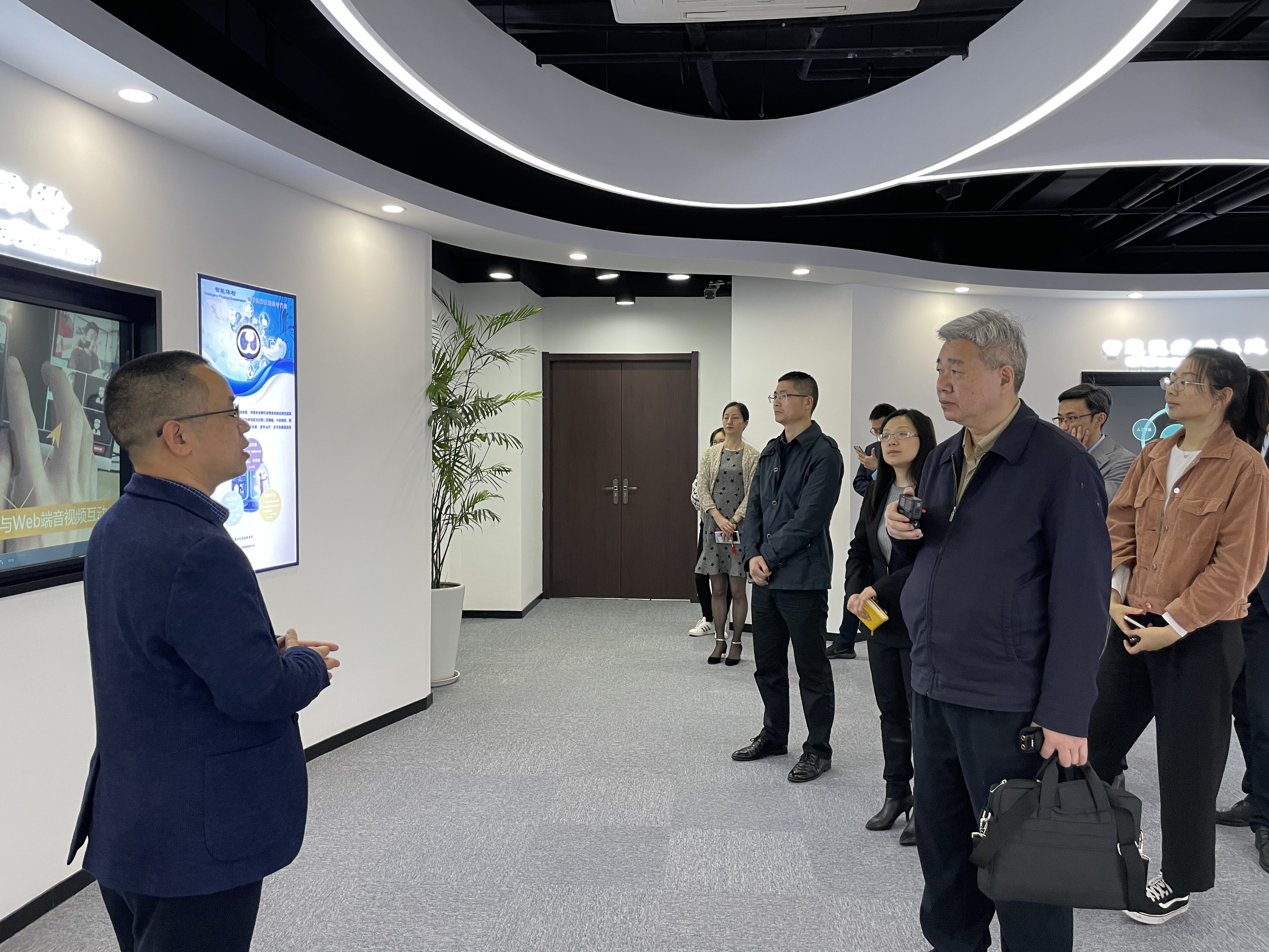 《中國(guó)人才》雜志編輯部主任溫金海一行蒞臨健培科技考察調(diào)研