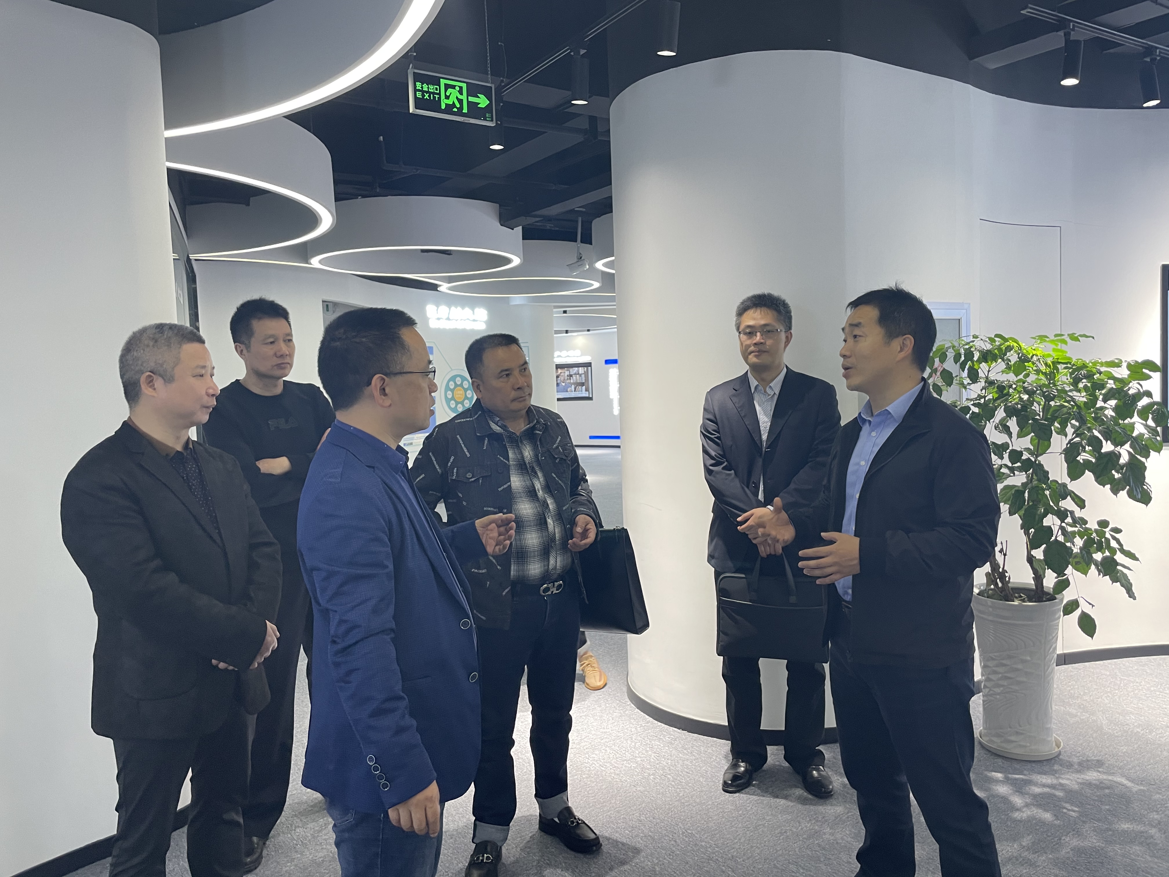 鄭州市鄭東新區(qū)、中原科技城領(lǐng)導(dǎo)一行蒞臨健培科技考察調(diào)研