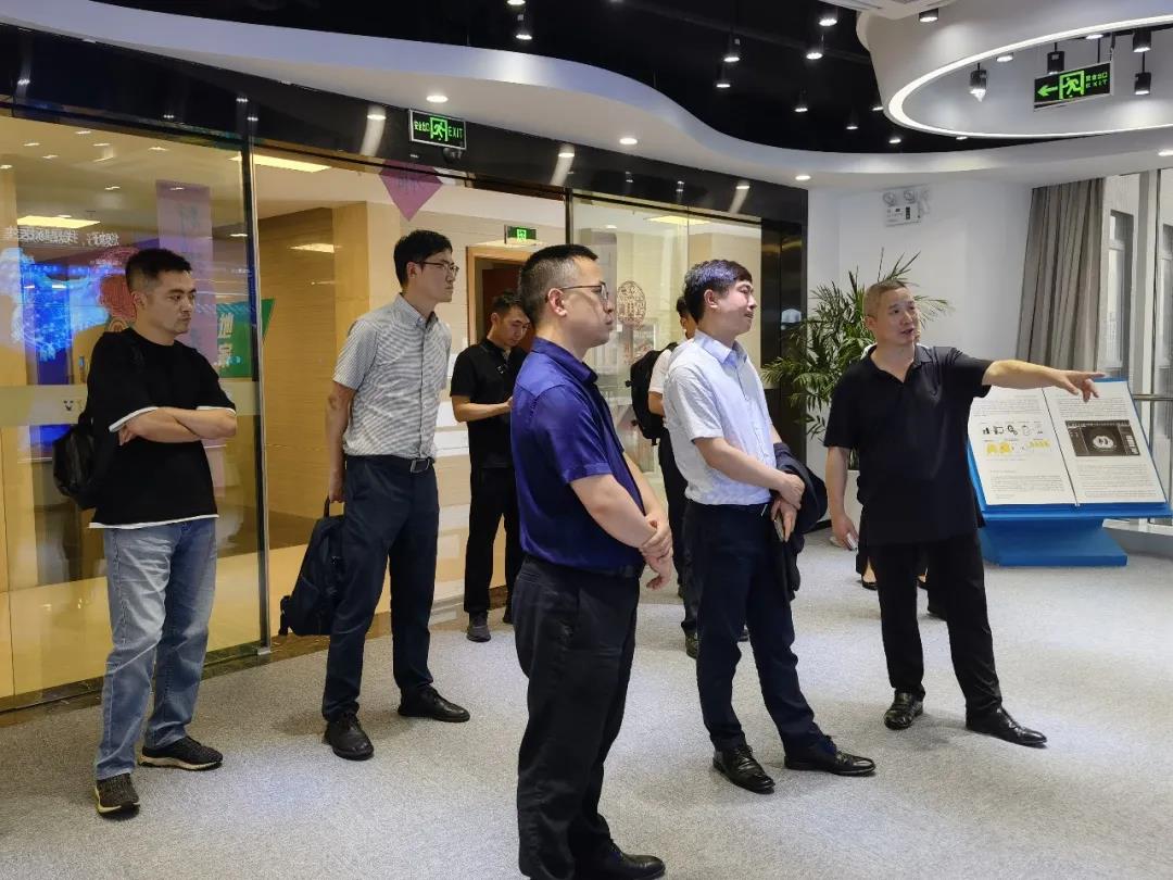 成都市錦江區(qū)委副書記、區(qū)長繆曉波一行蒞臨健培科技考察調(diào)研
