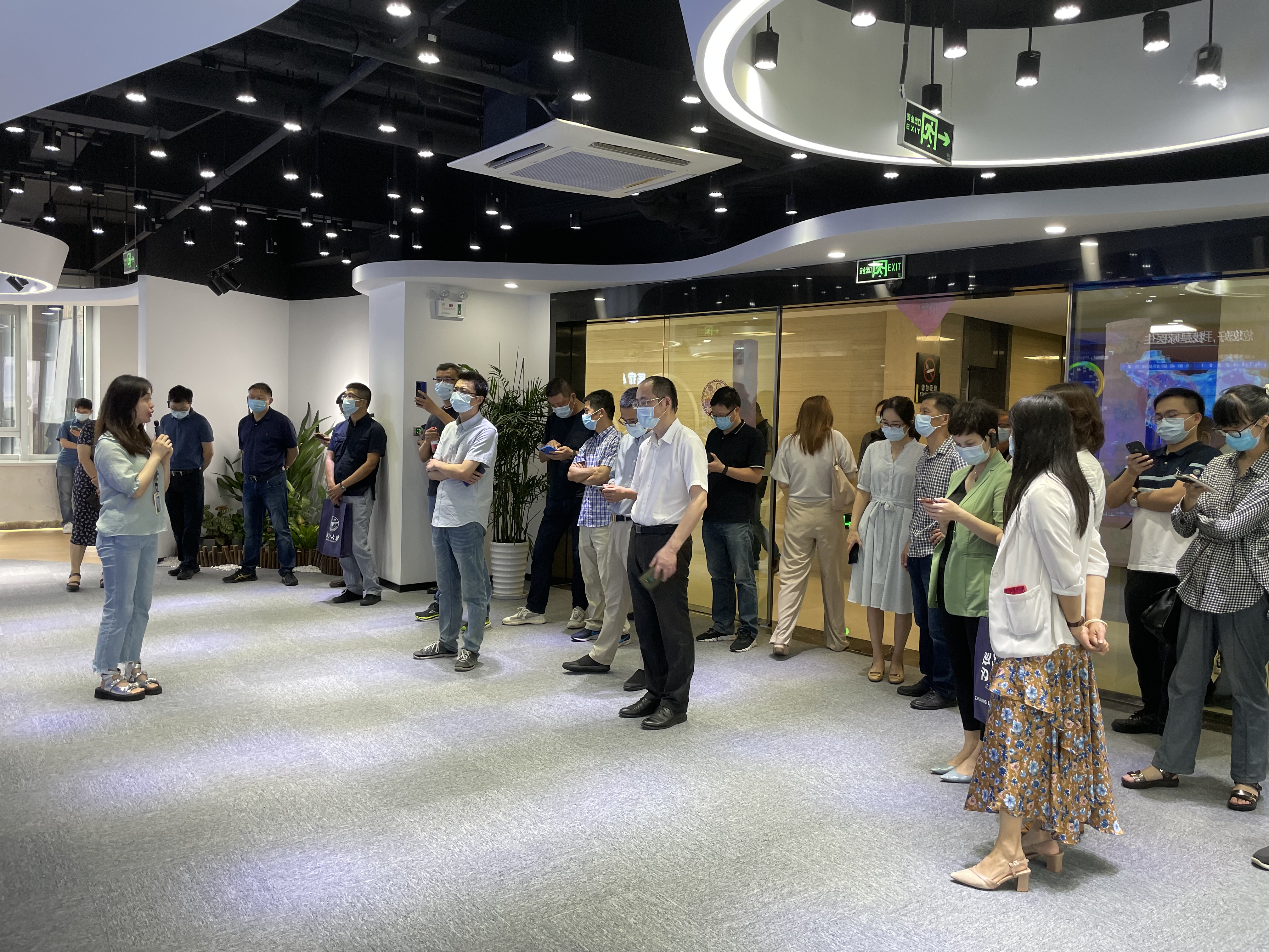 上城區(qū)“數(shù)字化改革”考察團一行蒞臨健培科技考察調(diào)研